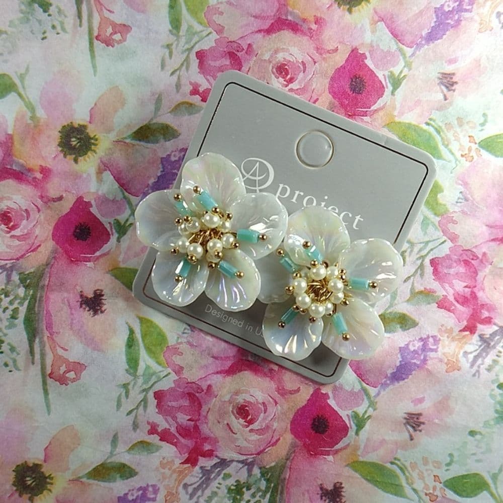 Beautiful Retro Floral Shell Like Earrings
