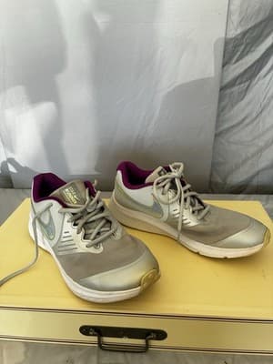 Nike star runner girls silver and purple tennishoes size 6