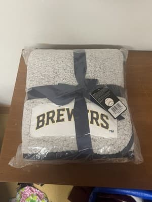 Milwaukee Brewers 50" x 60" Frosty Fleece Team Blanket NEW!