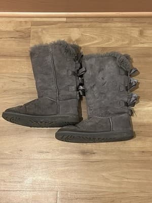 UGG Bailey Bow Tall II Boots Grey Sheepskin Suede Triple Satin Bows Grey Size 4