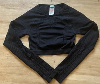 Gymshark Womens Crop Top. Mesh Laser Cut Out Long Sleeve Color Black Sz Small