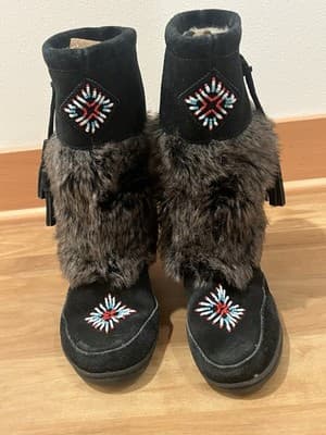 Minnetonka Women 5 Mukluk Moccasin Boots Beaded Black Boho Western Indie Sleaze