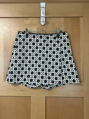 White House Black Market mini Skort Size 4 Excellent Condition