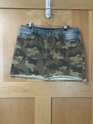 NW RETRO TRENDY MICHAEL KORS DISTRESSED CAMO Denim Skirt SIZE US 8