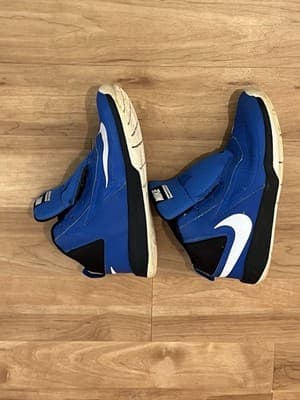 Nike Team Hustle DT Basketball Shoe - Blue / Black Youth Size 7