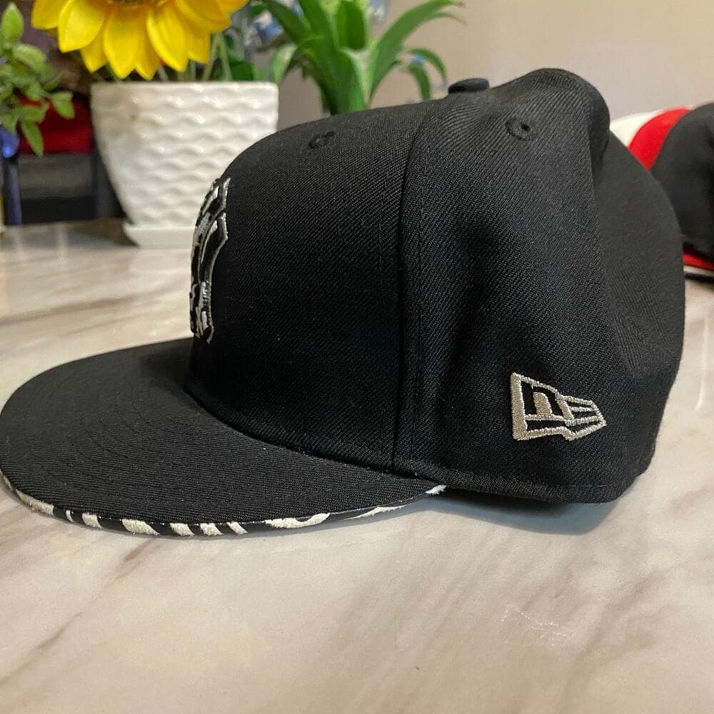 New Era Hat Size 7 3/4 Black & White Yankee