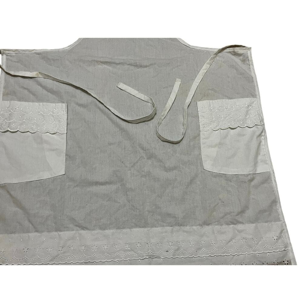 All White Women’s Apron With 2 Pockets In The Front One Size