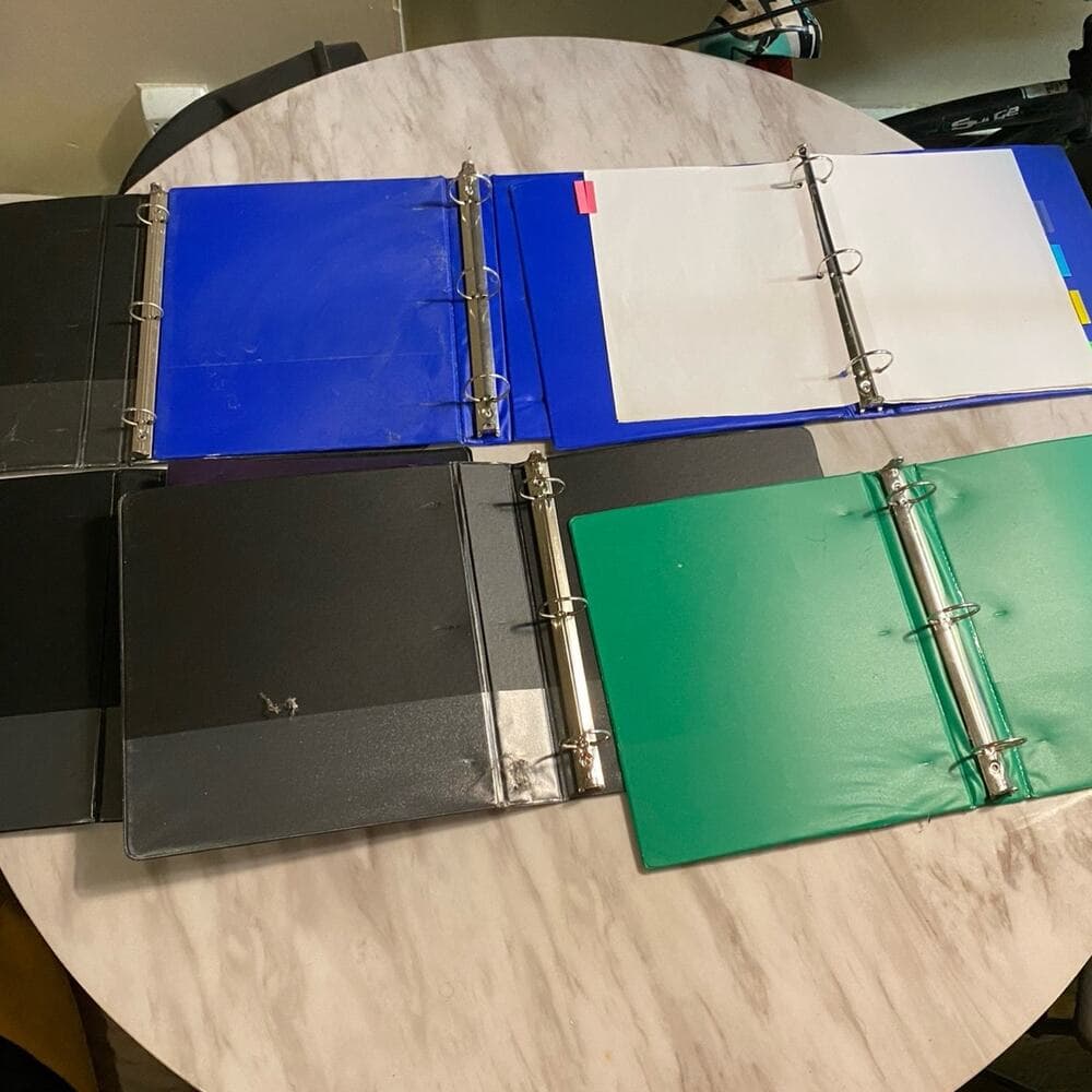 A bundle of 6 school binders