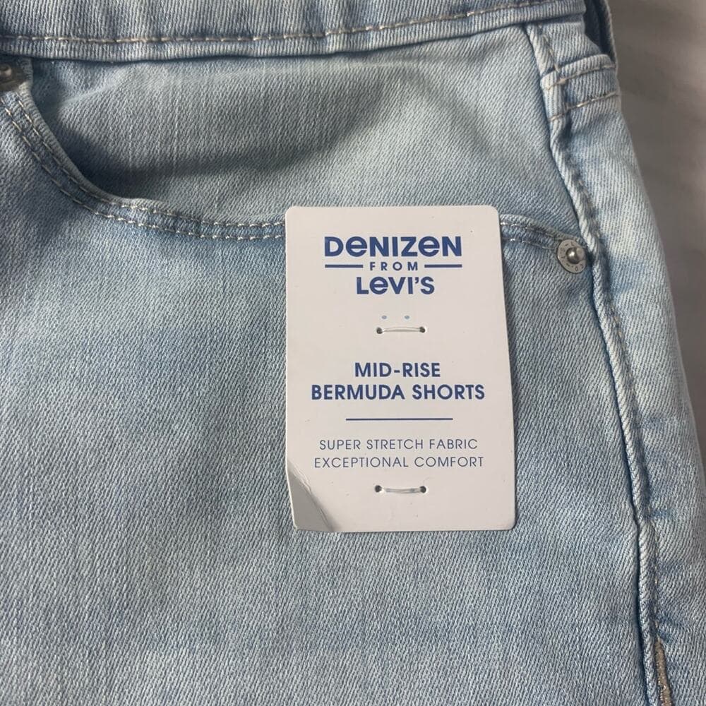 Levi’s Women’s Light Blue Jeans Size 4