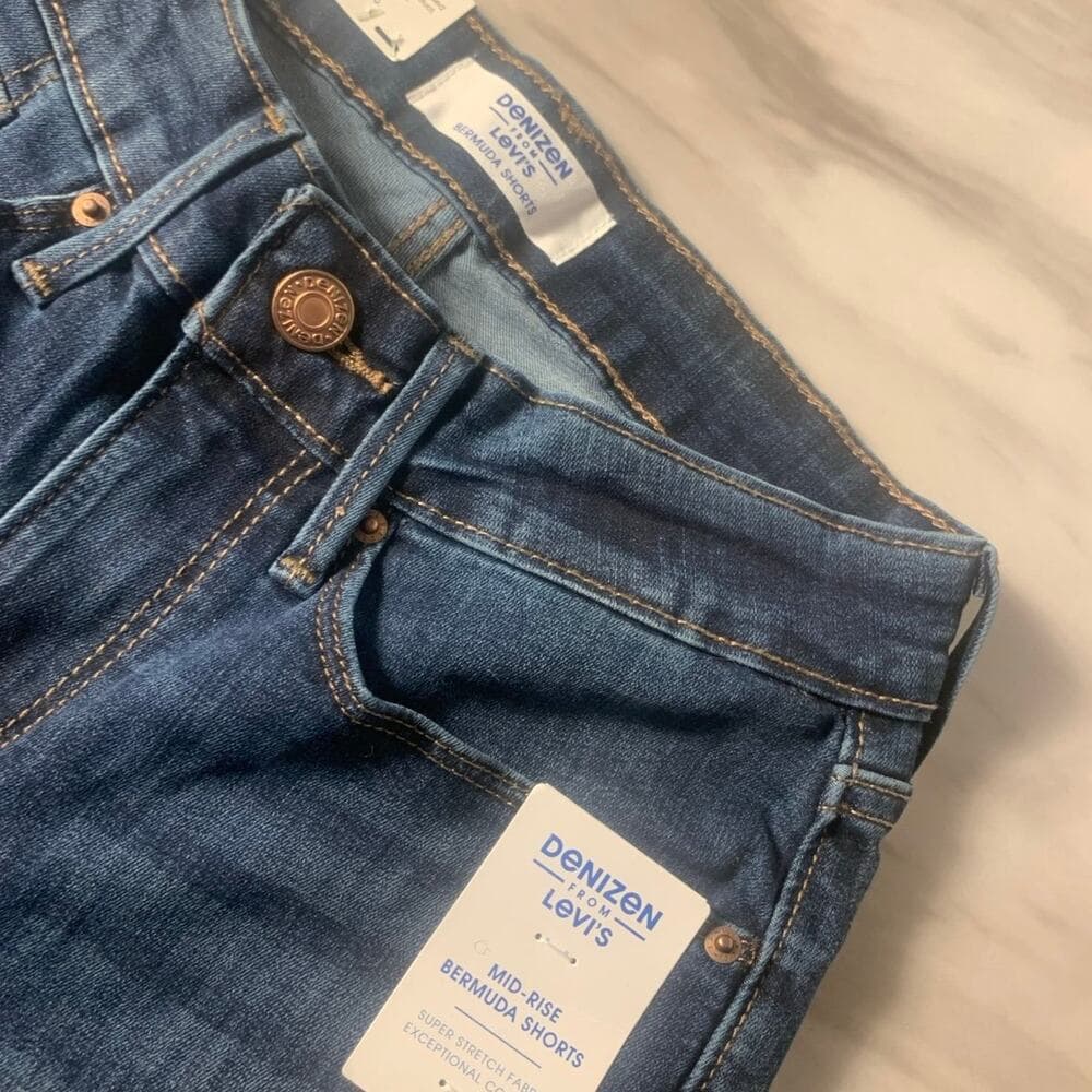 Levi’s Women’s Dark Blue Jeans Size 4