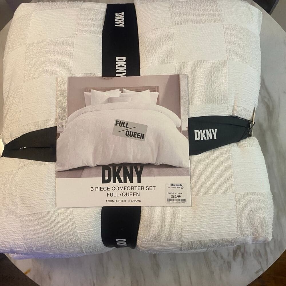 DKNY 3 piece comforter set full / queen