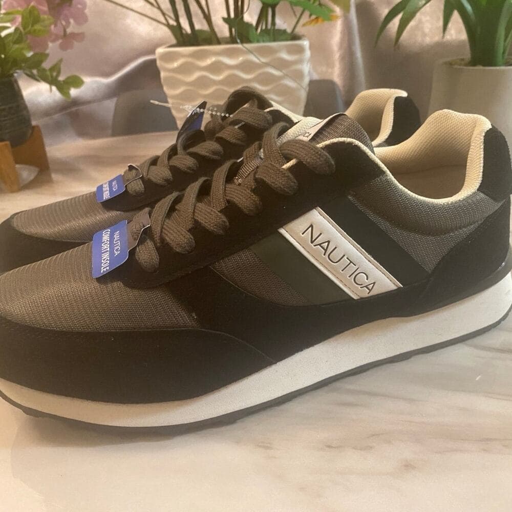 Nautica Men's Black and white Trainers sneakers size 10