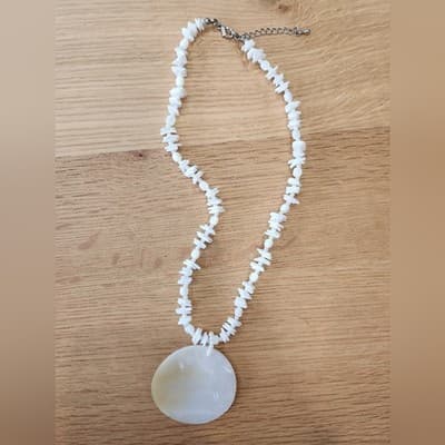 Elegant White Round Shell Statement Pendant Beaded Necklace