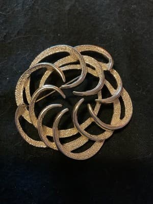 Vintage Sarah Coventry MCM Brooch Pin Signed Large Gold Tone Swirl