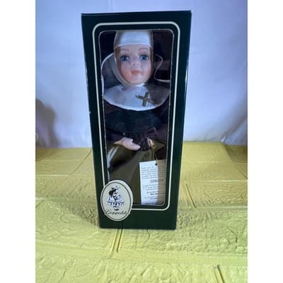 Beautiful Geppeddo Porcelain 8.5” Doll Nun Catholic Original Box & Stand God