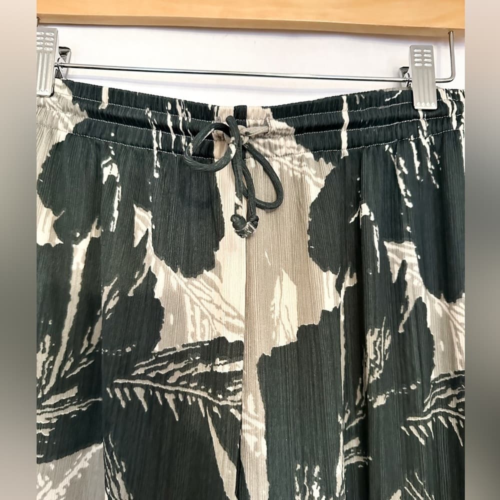 Oak + Fort Leaf Print Shorts Tropical Neutral Minimalist Size Large Resortwear