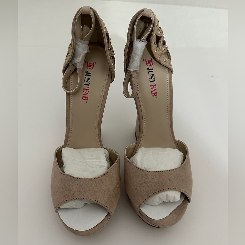 NIB JustFab Clea Nude Studded Cutout Wedge Heels Sandals Size 8.5 Platform Shoes
