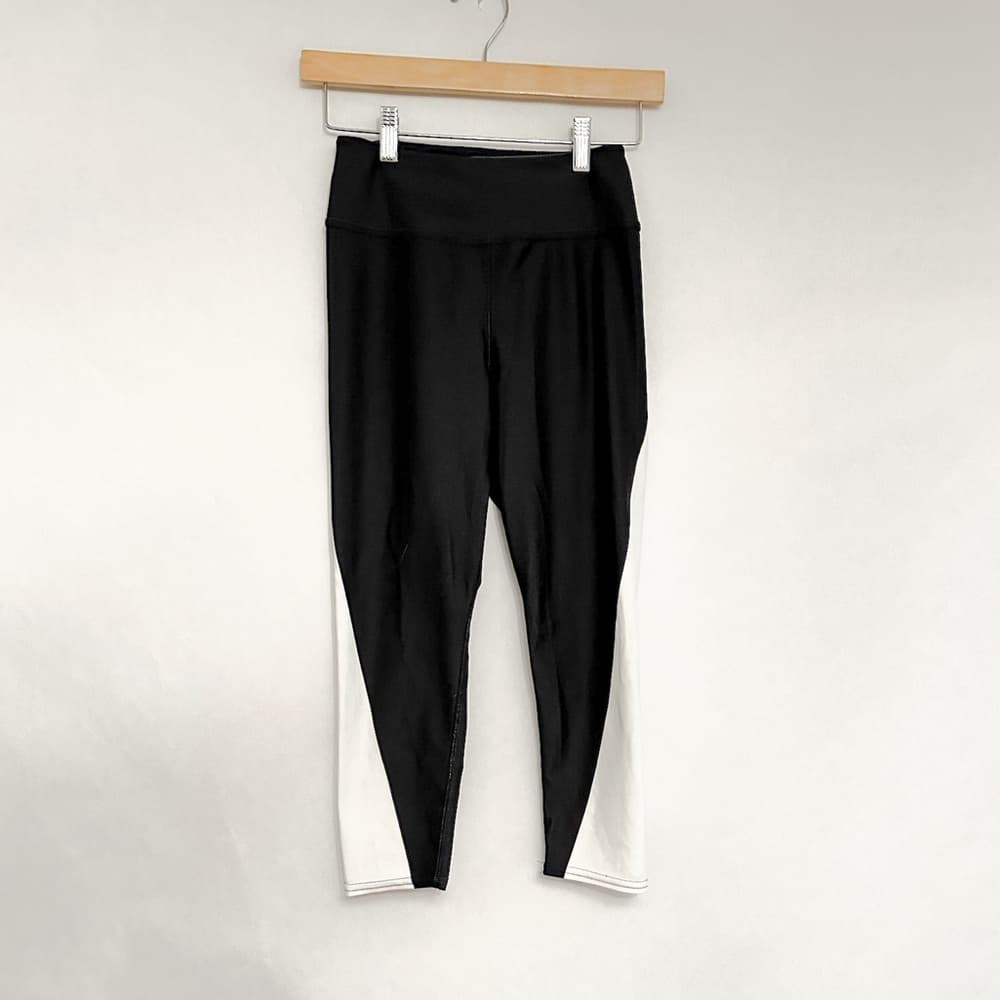 Black White Diagonal Color block Cropped Leggings Size M High Waist Yoga Gym