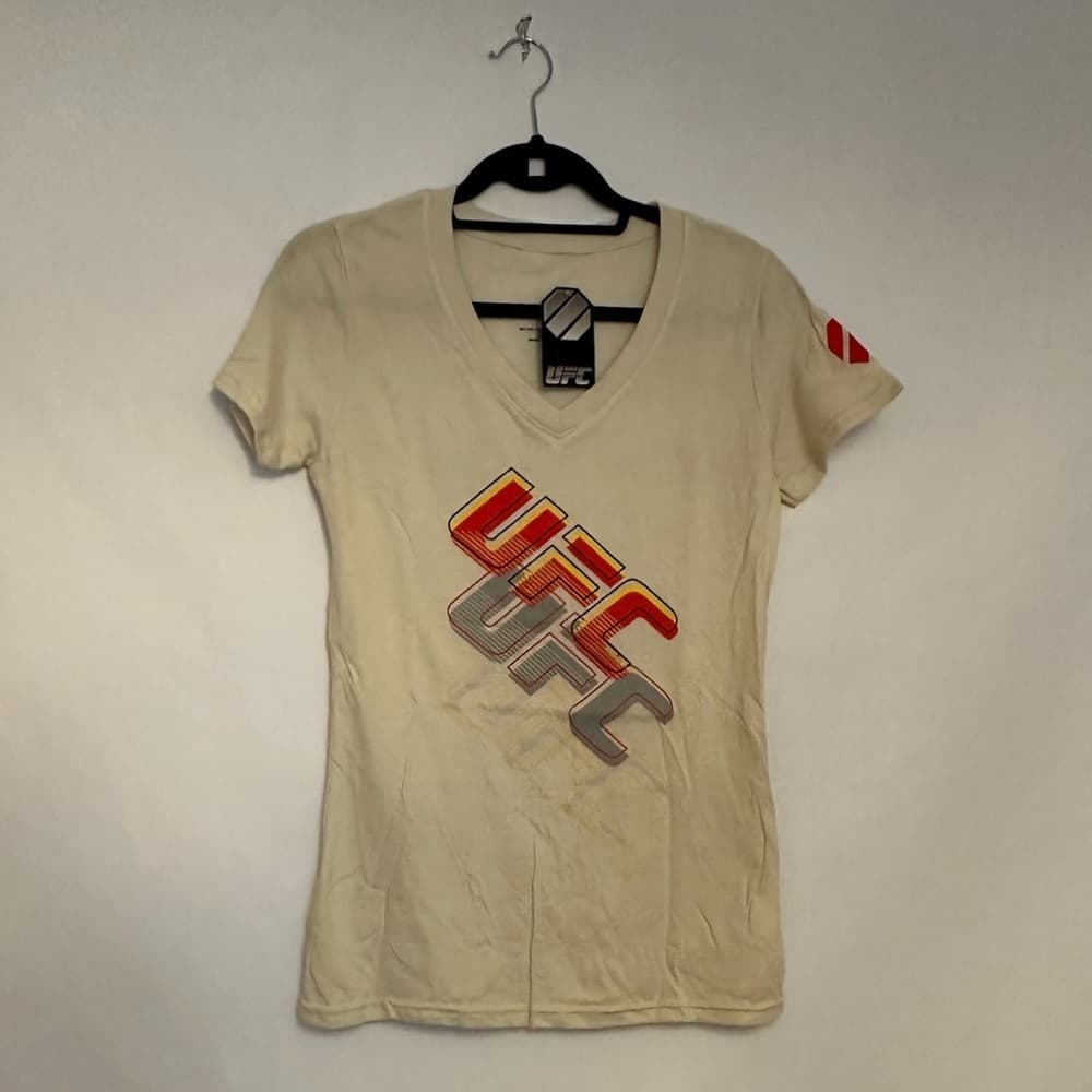 NWT UFC Women’s Cream V-Neck Graphic Tee Logo Short Sleeve Athletic Top Medium