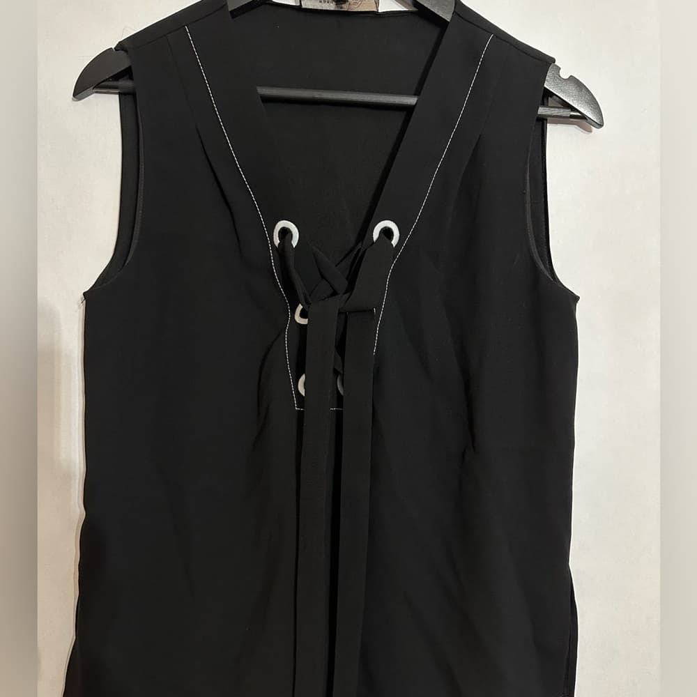 BCBGMaxAzria Black Lace Up Grommet Sleeveless Blouse XS Minimalist Quiet Luxury