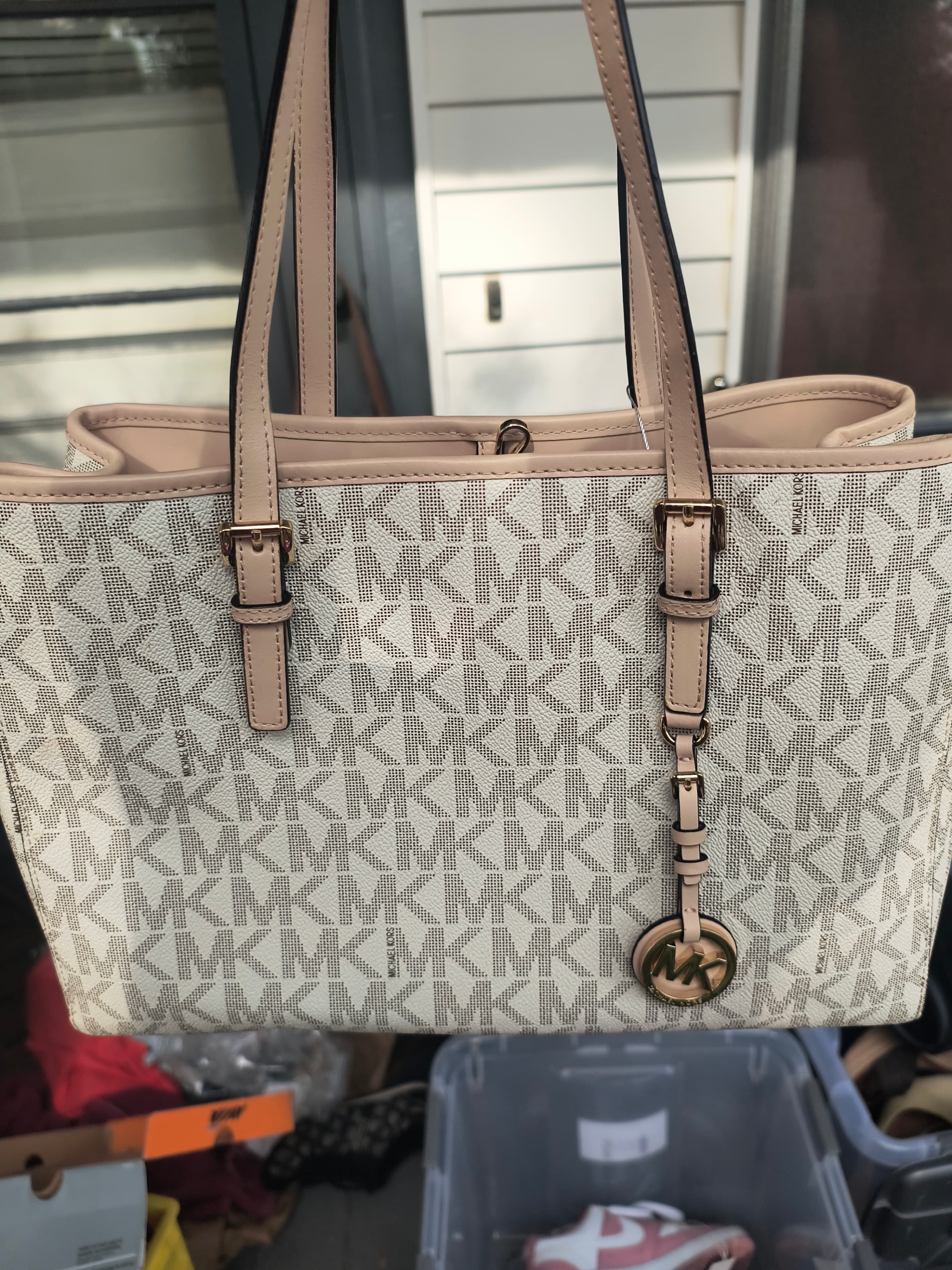 MICHAEL KORS Jet Set Tote in Beige & Cream