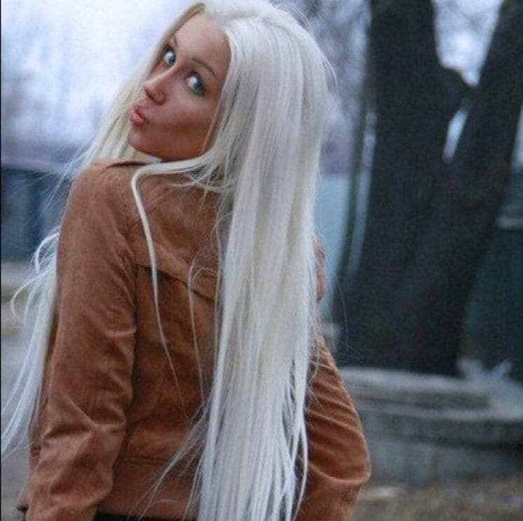 26 inches White Platinum Blonde natural looking Straight LaceFront wig *NWT*