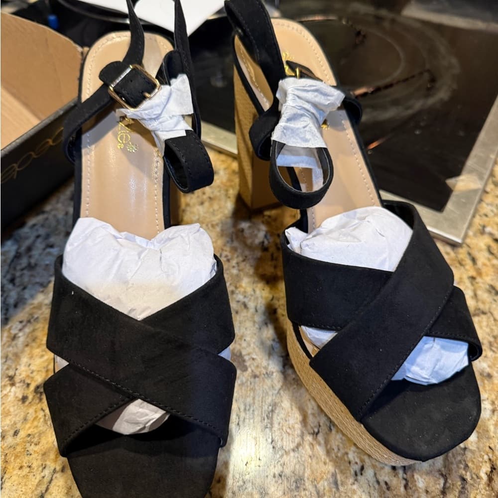 Tina Crossover Black Faux Suede Chunky Heel Platform Sandals sz 10