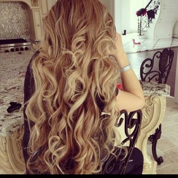 Beautiful Remi hair flowing blonde waves 28 inches