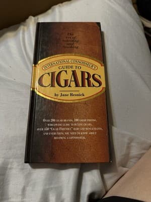 International Connoisseur's Guide to Cigars : The Art of Selecting and...