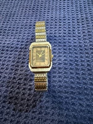 Vintage 1980s Betty's Import Ladies Gold Tone Running Quartz Watch Hong Kong