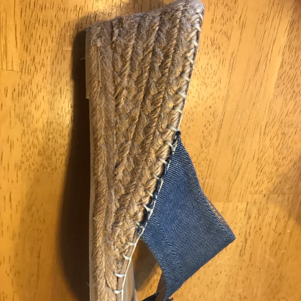DENIM WHITE MOUNTAIN SANDAL. Sz 6.5