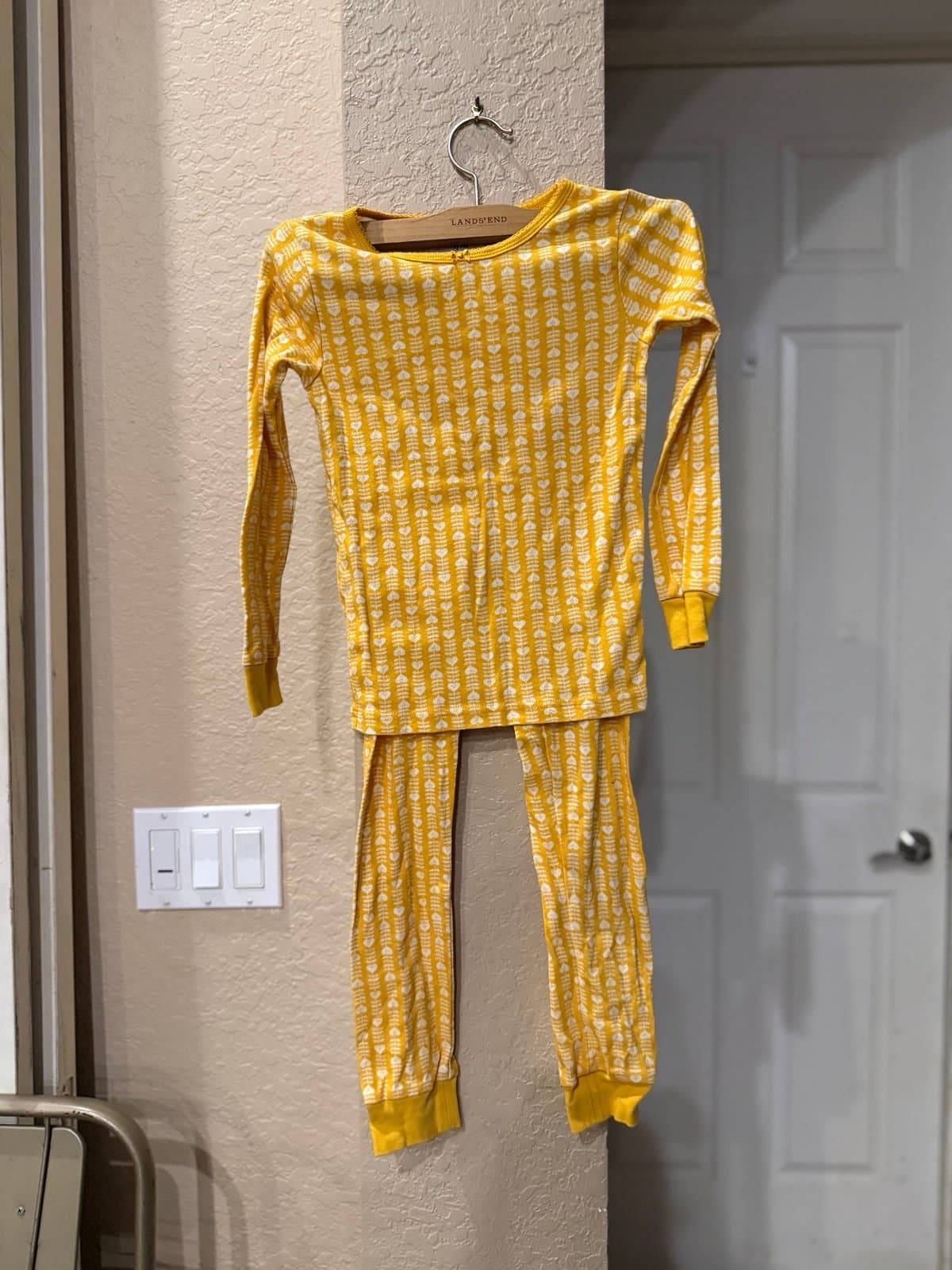 Carter's yellow heart pajamas set size 7/7A
