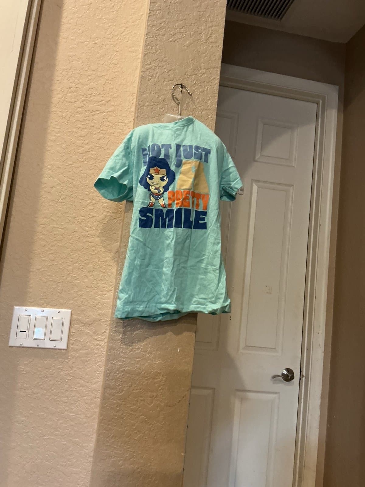 Kids Six Flags Wonder Woman Not Just a Pretty Smile Light Blue T-shirt Youth XL