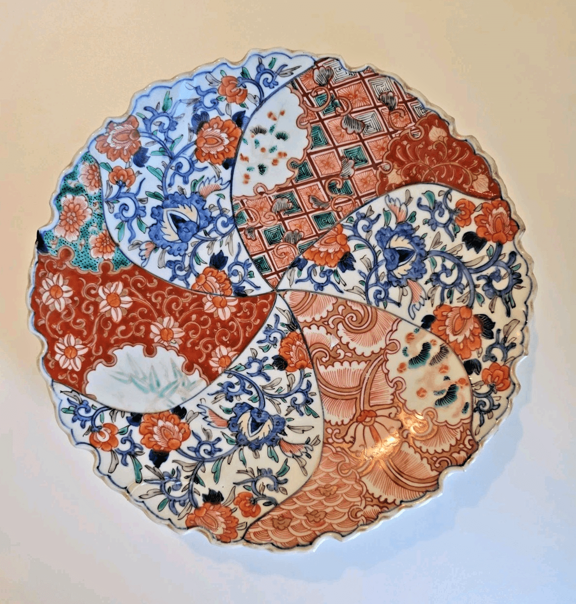 Antique Japanese Meiji Imari Scalloped Fan Plate Red Treasure Vase Mark 11"