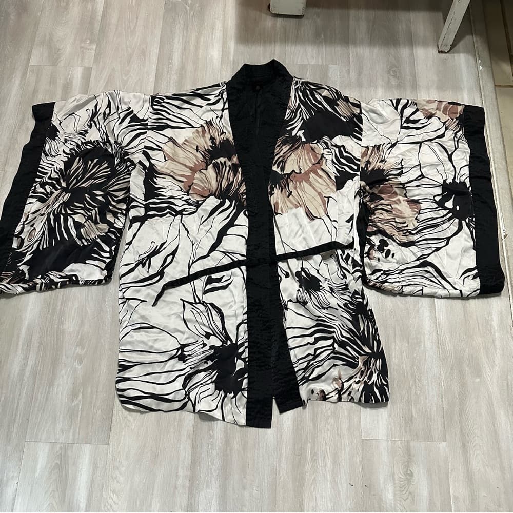 Soma Black & White Patterned Satin Kimono Robe