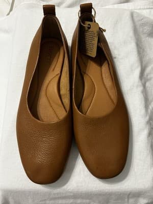 NEW WITH TAGS BORN BECA BALLET FLAT SHOES TAN 8M