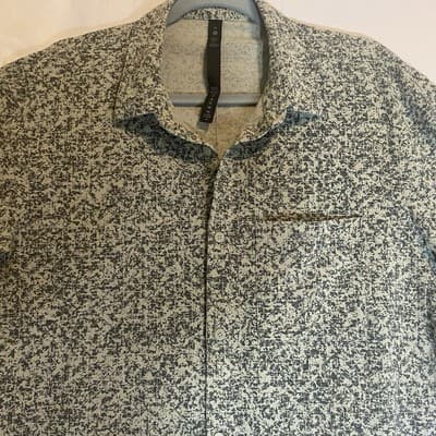 Lululemon Activewear Button Up Stretch Mens Shirt XL pocket Long Sleeve