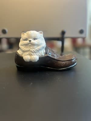 Ceramic White Cat Kitten in Shoe Loafer 1977 Home Decor Alberta Molds Vintage