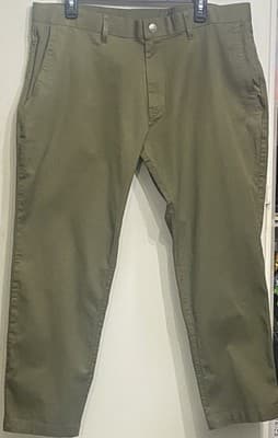 FABLETICS Olive Green Zip Pockets Cropped Leg Pant Women’s Waist 38” Inseam 26”