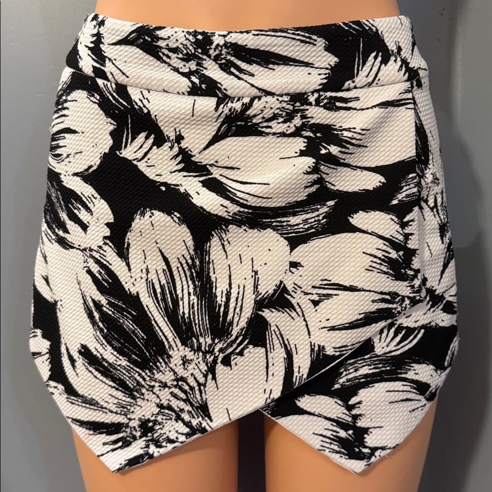 Black and white skort