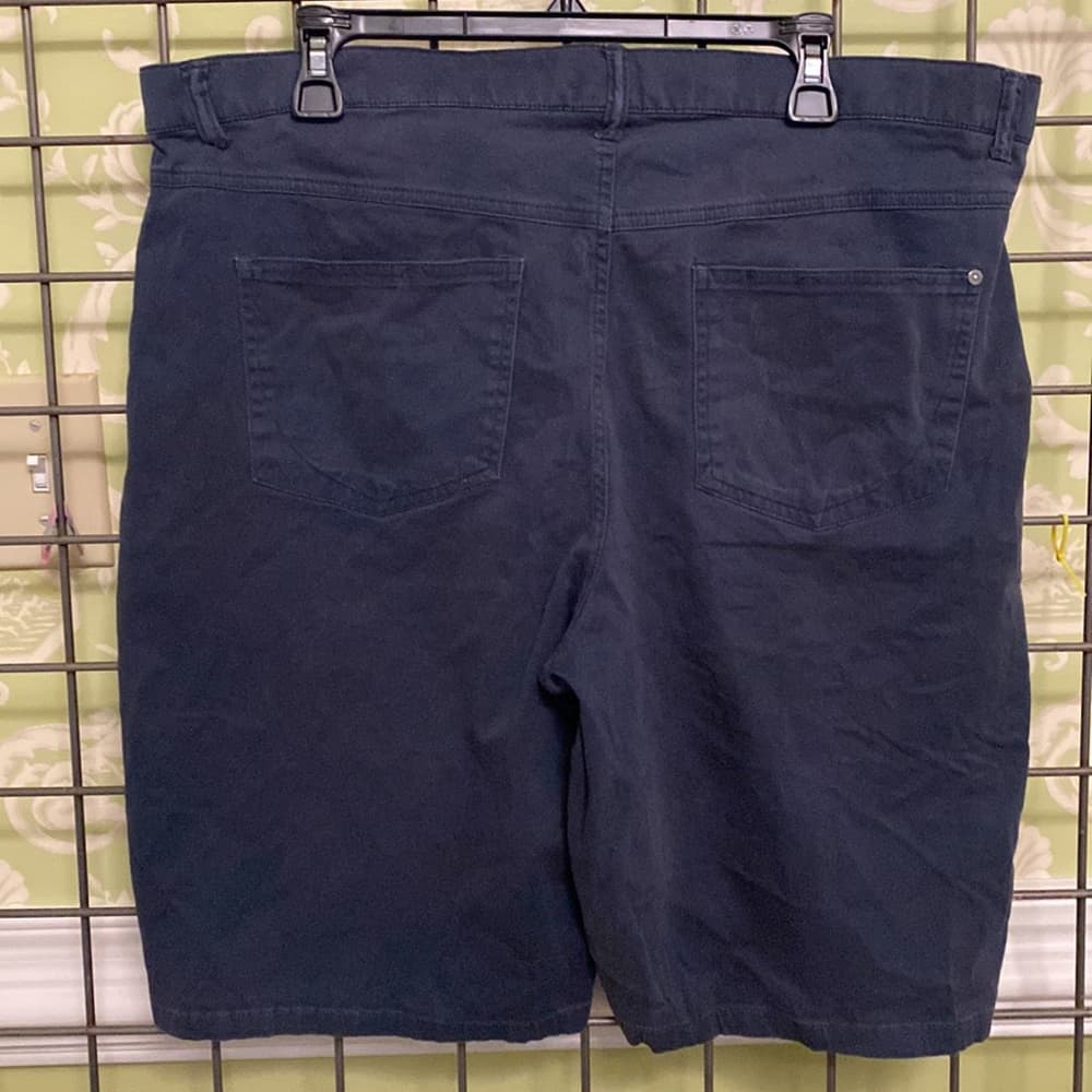 Men’s navy casual style shorts