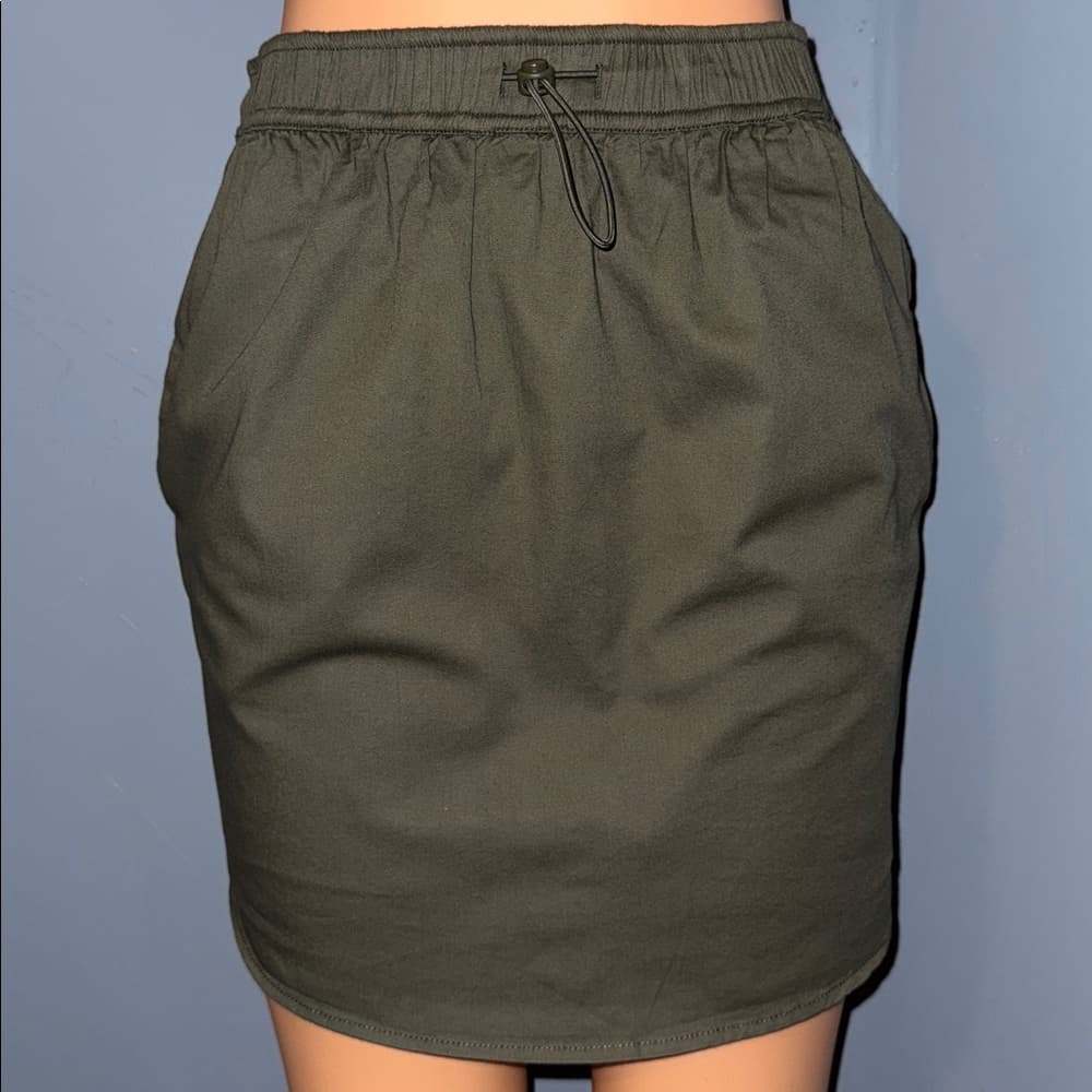 Stylish Evereve Olive Green Skirt - Size 2