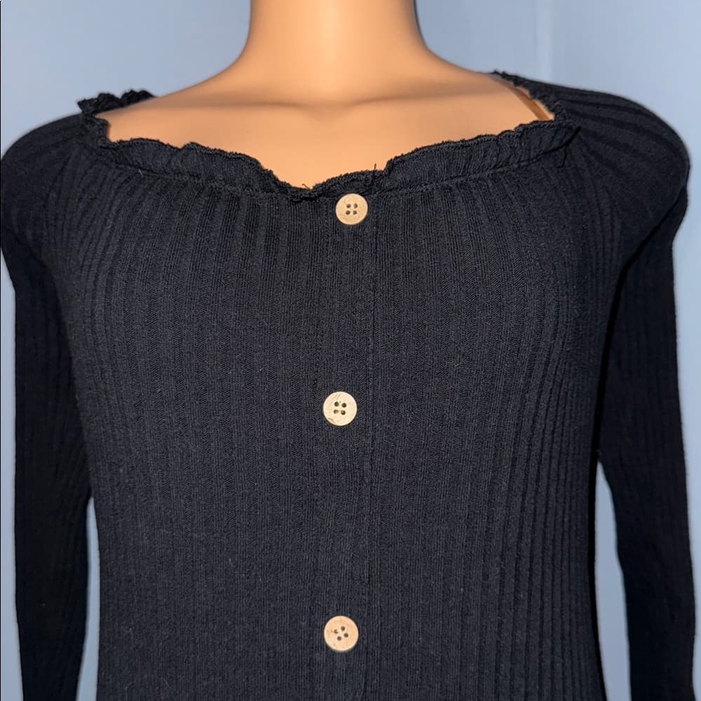 Long sleeve form fitting dress with button accents