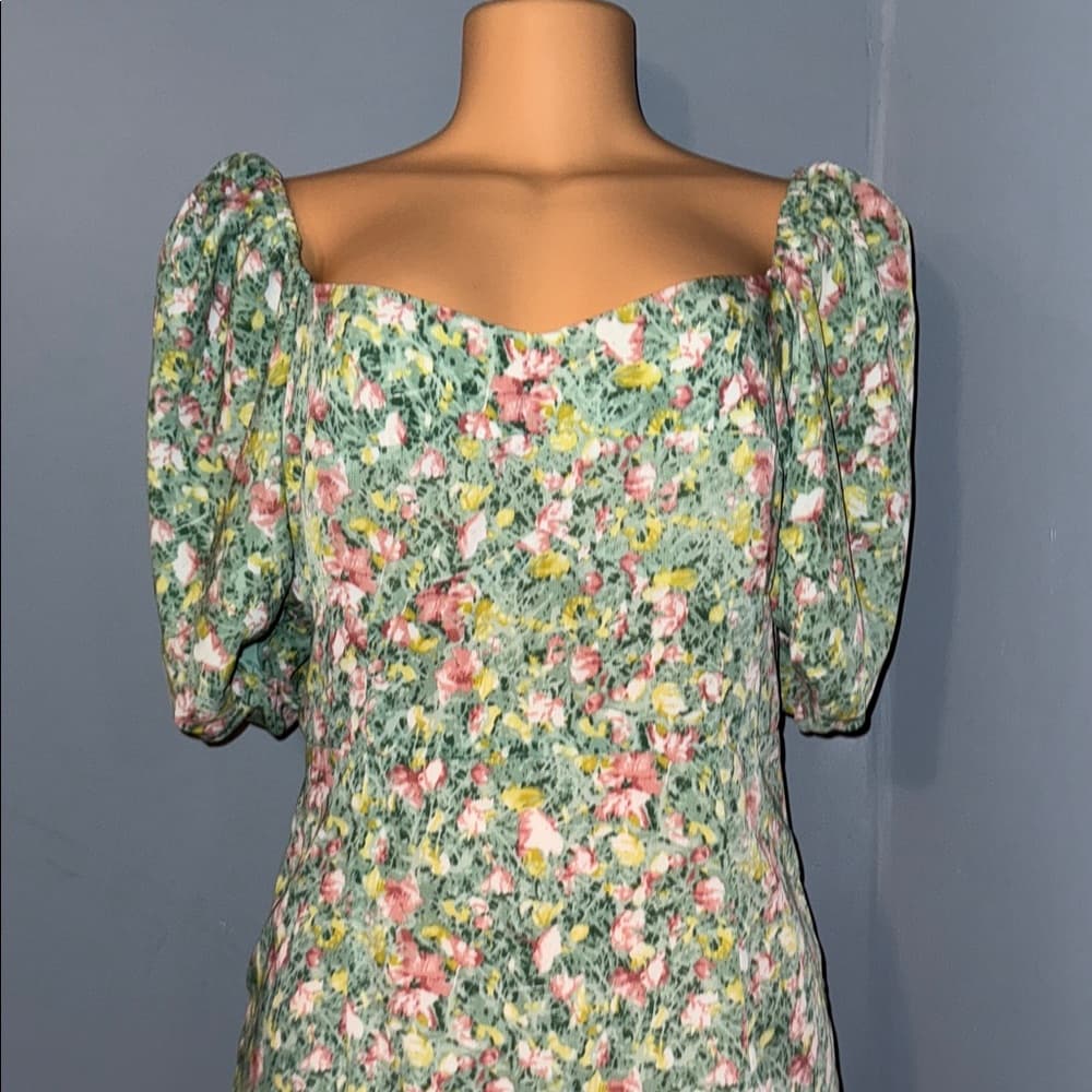 Green floral dress with puff sleeves - Size small to medium