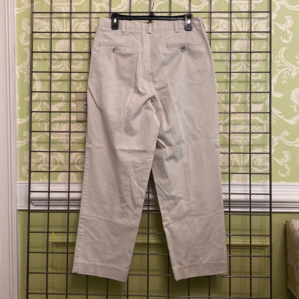32 x 32 Roundtree & York pleated khaki pants