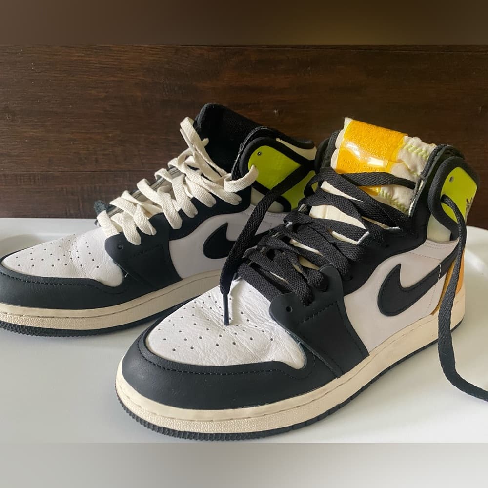 Nike Air Jordan 1 Retro High Big Kids OG Volt Gold Sneakers*