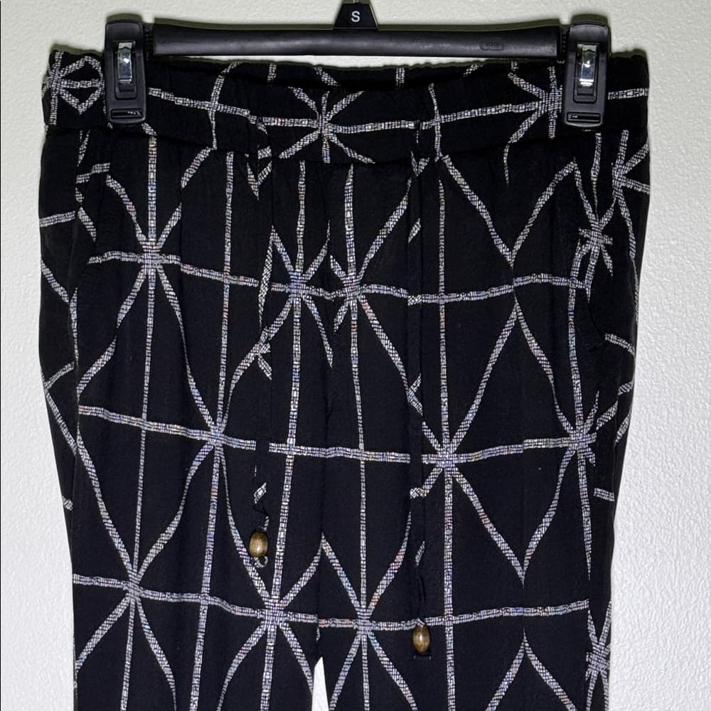 Old Navy lightweight drawstring lounge pants with elastic ankles and pockets