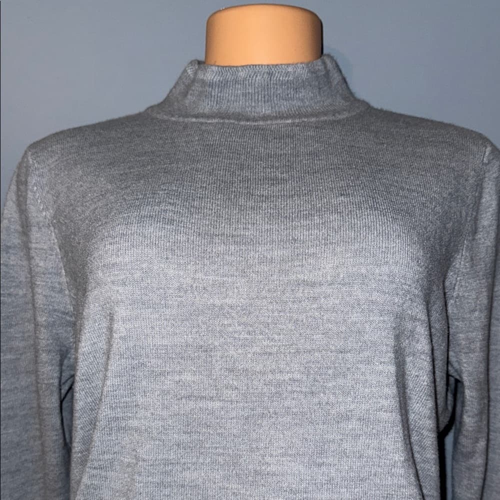 Sag Harbor Grey Long Sleeve Sweater - Size Medium
