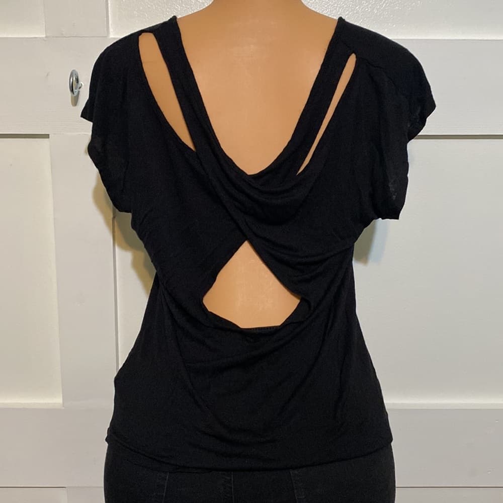Black red lips cross back shirt