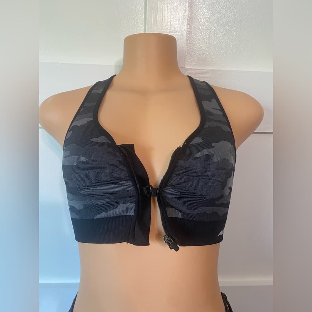 Size Medium - Avia Sports Zip-up Bra*